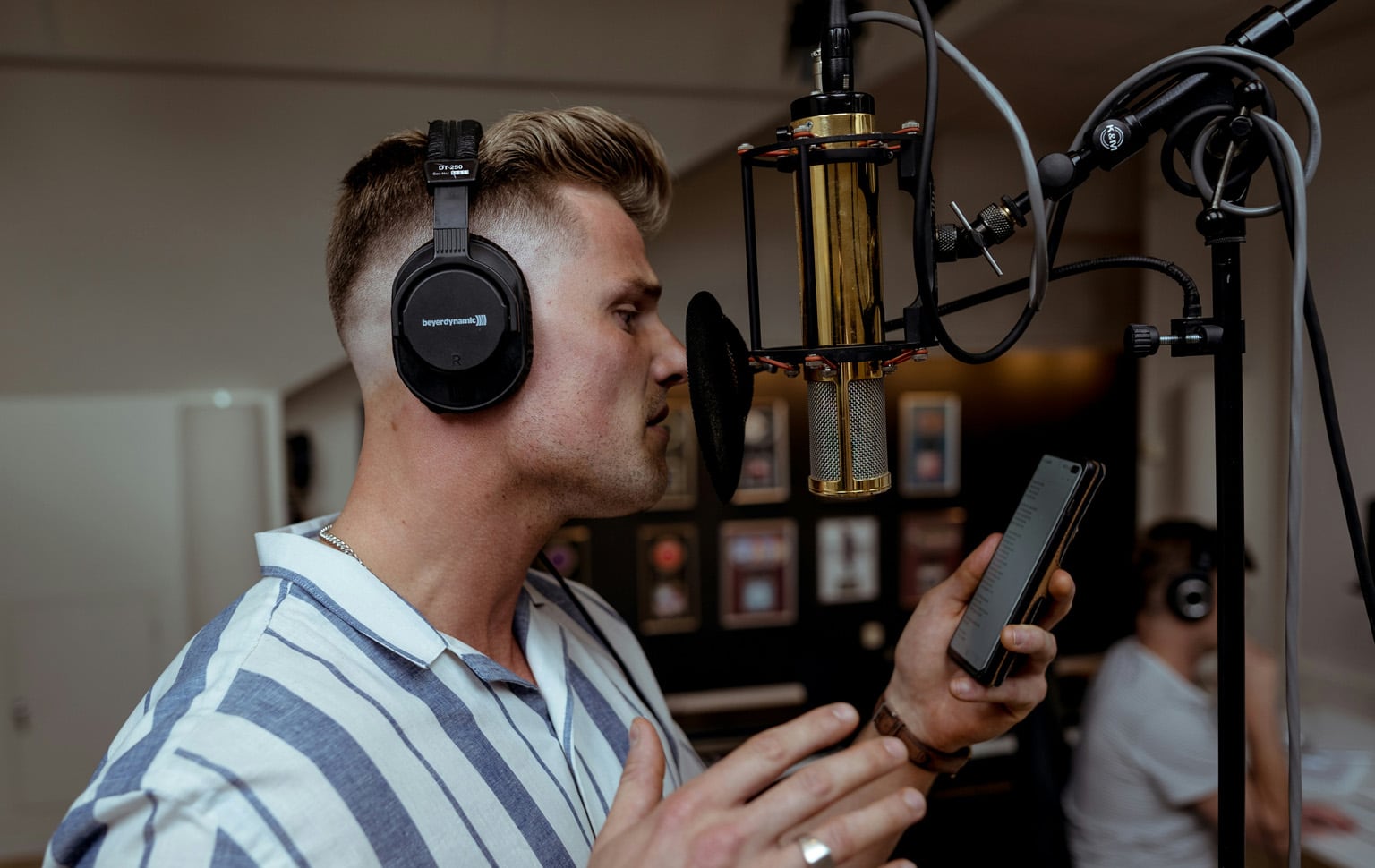 Voice Acting Schauspieler am Mikrofon Sprechausbildung Berlin